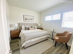 2409 1/2 Ridgeley Dr in Los Angeles, CA - Foto de edificio - Building Photo