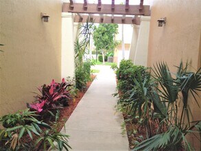 685 Pacific Grove Dr in West Palm Beach, FL - Building Photo - Building Photo