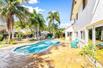 2560 Bass Way in Hollywood, FL - Foto de edificio - Building Photo