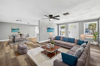 10933 Premier Ave in Port Richey, FL - Foto de edificio - Building Photo