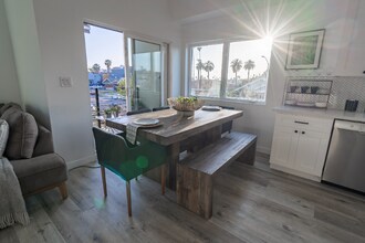 140 N Carondelet St in Los Angeles, CA - Building Photo - Building Photo