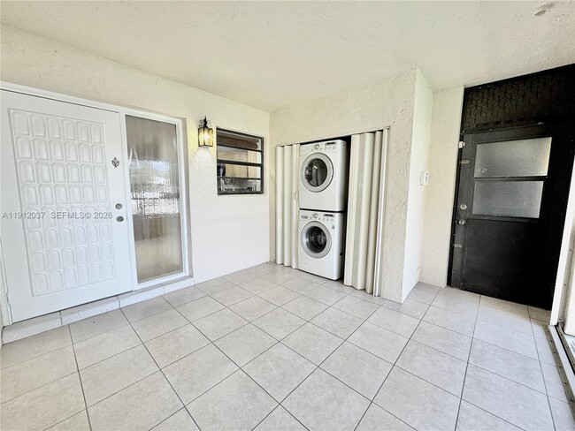 8632 NW 34th Pl in Sunrise, FL - Building Photo - Building Photo