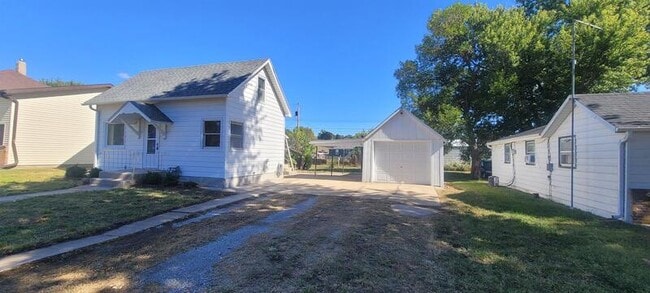 120 N Iowa Ave in York, NE - Building Photo - Building Photo