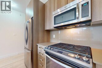 7058 14th Ave in Burnaby, BC - Building Photo - Building Photo