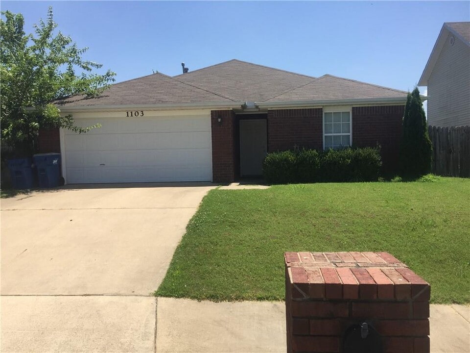 1103 SW Apache Dr in Bentonville, AR - Foto de edificio