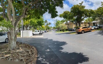 917 NE 199th St in Miami, FL - Building Photo - Building Photo