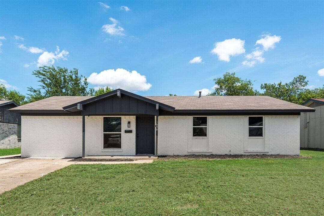 1650 Bending Oaks Trail in Dallas, TX - Building Photo