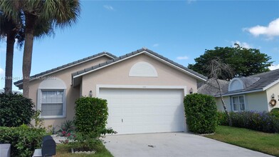 142 Harbor Lake Cir in Greenacres, FL - Foto de edificio - Building Photo