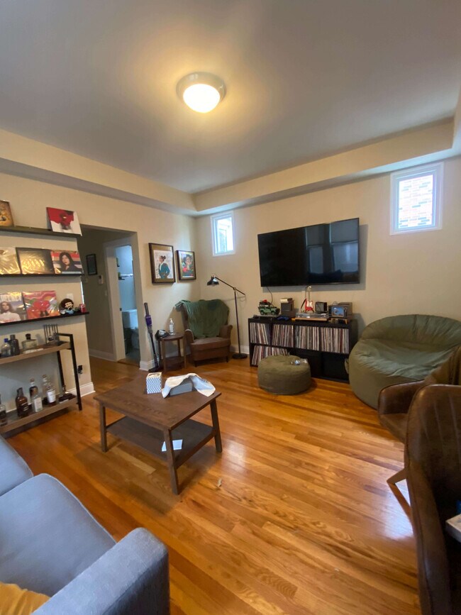 3054 N Milwaukee Ave, Unit 2R in Chicago, IL - Building Photo - Building Photo