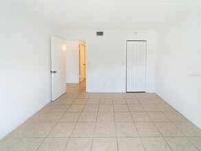 2876 Somerset Park Dr in Tampa, FL - Building Photo - Building Photo
