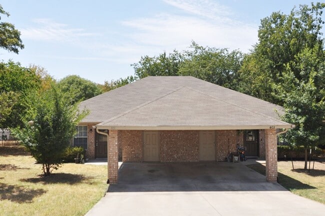 401-403 W Brady St in Decatur, TX - Building Photo - Building Photo