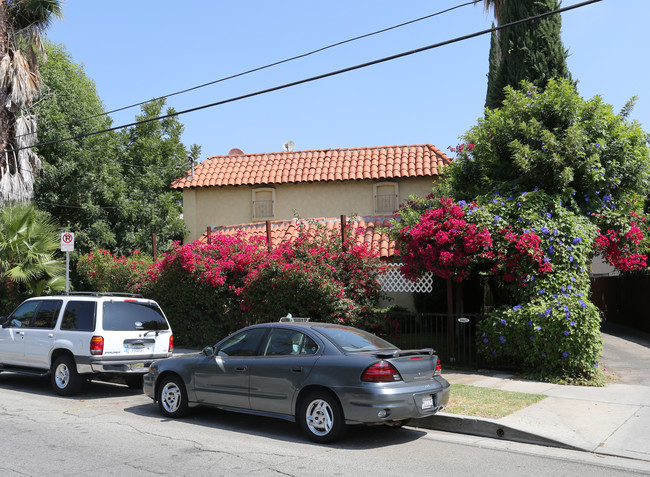 18617 Clark St in Tarzana, CA - Building Photo - Building Photo