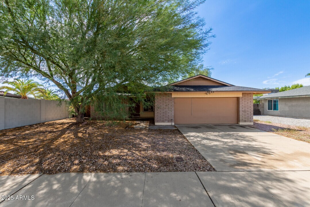 5603 W Greenbriar Dr in Glendale, AZ - Foto de edificio