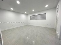 860 SE 9th Ct in Hialeah, FL - Foto de edificio - Building Photo