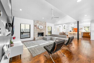 11502 Oak Knoll Dr in Austin, TX - Building Photo