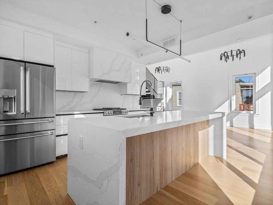 12 Deer St in Boston, MA - Building Photo