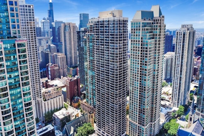 30 E Huron St, Unit 3206 in Chicago, IL - Foto de edificio - Building Photo