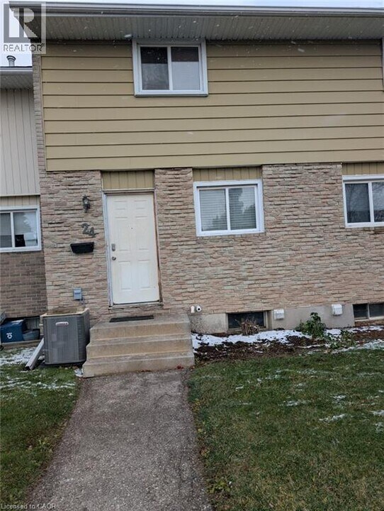 423 Westwood Dr in Kitchener, ON - Building Photo