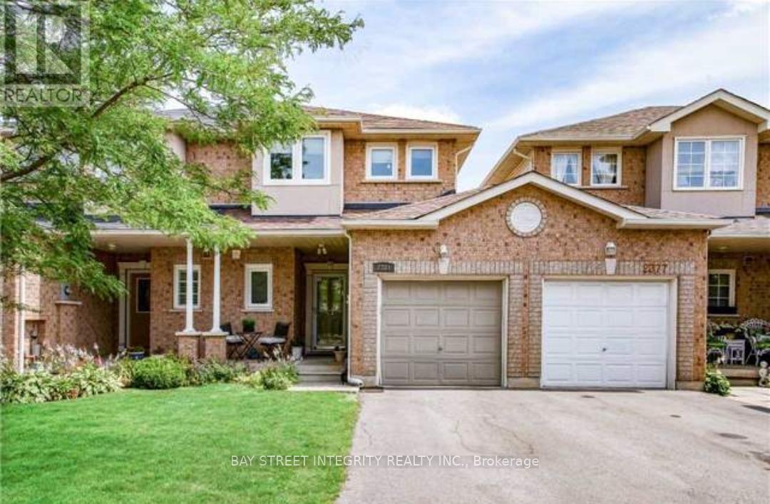 2381 Penrose Ln in Oakville, ON - Building Photo