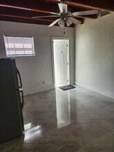 8201 SW 101st Ave in Miami, FL - Foto de edificio - Building Photo