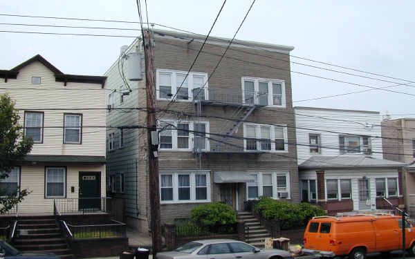 138 W 27th St in Bayonne, NJ - Foto de edificio - Building Photo