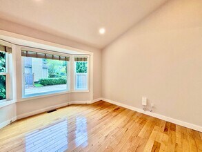 12814 NE 101st Pl in Kirkland, WA - Building Photo - Building Photo