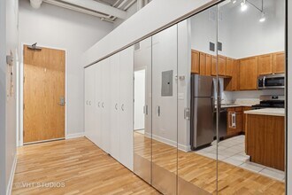 211 E Ohio St, Unit 317 in Chicago, IL - Foto de edificio - Building Photo