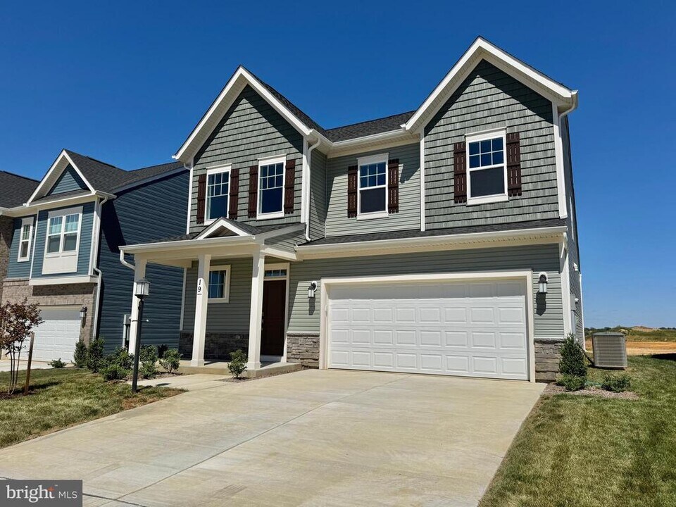 19 Trout Lily Dr in Ranson, WV - Building Photo