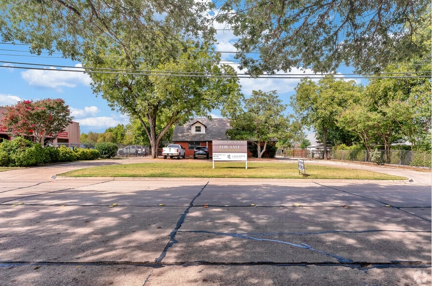 8100 White Settlement Rd in Fort Worth, TX - Building Photo