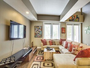 5055 Addison Cir in Addison, TX - Foto de edificio - Building Photo