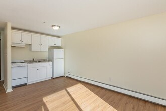426 Pleasant St in Malden, MA - Building Photo - Building Photo