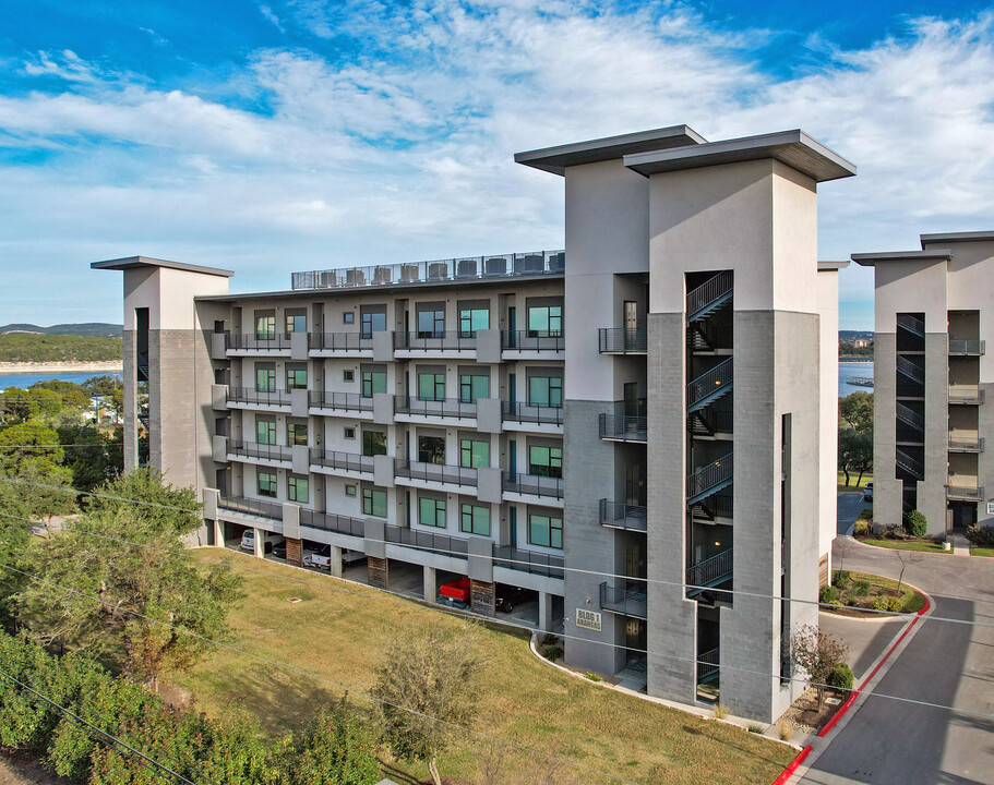 Waterfall Luxury Lakeside Condos in Austin, TX - Foto de edificio