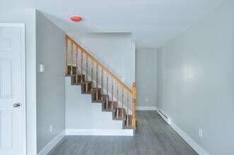 1049 Pleasant St, Unit 8 in New Bedford, MA - Building Photo - Building Photo