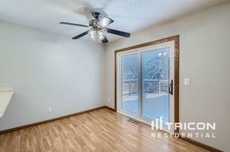 7030 Sherwood Rd in Woodbury, MN - Foto de edificio - Building Photo