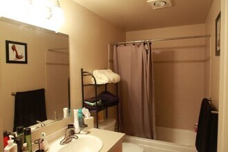 724 Kirkland Cir, Unit B203 in Kirkland, WA - Building Photo - Building Photo