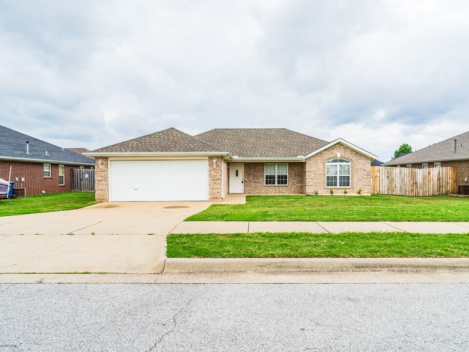 2402 SW 19th St in Bentonville, AR - Building Photo