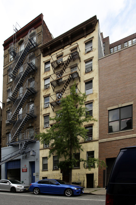 445 W 36th St in New York, NY - Building Photo