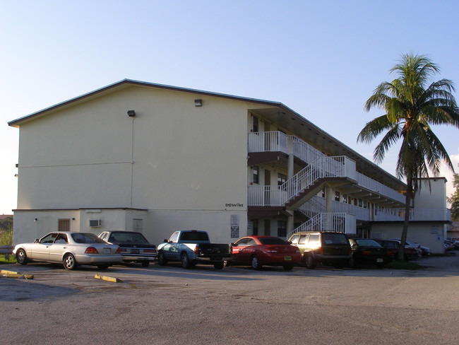 Silverado Apartments in Miami, FL - Building Photo - Building Photo