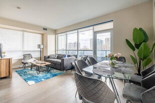 17 Anndale Dr in Toronto, ON - Building Photo