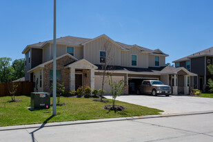 113 Wickersham in Conroe, TX - Building Photo
