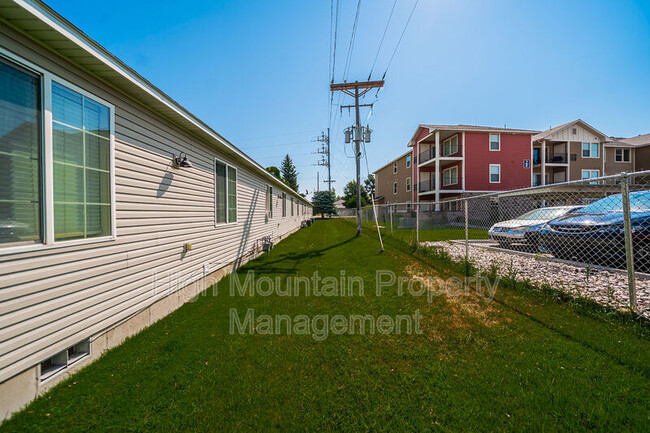 860 S 5th St W in Rexburg, ID - Foto de edificio - Building Photo