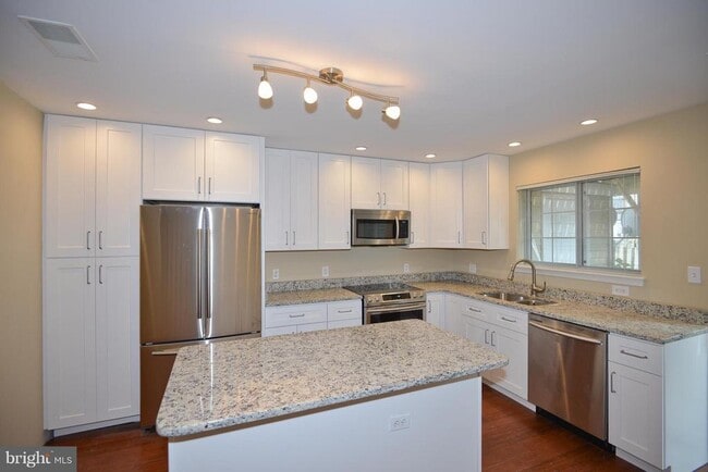 13107 Englishwood Ln in Fairfax, VA - Building Photo - Building Photo