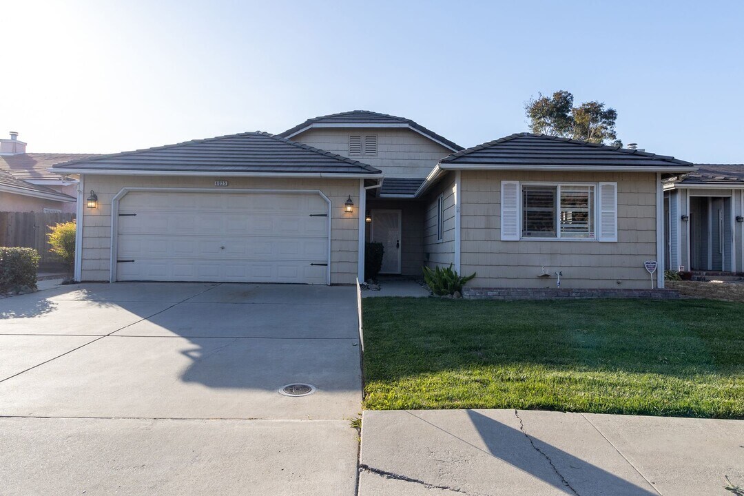 4025 McKenna Dr in Turlock, CA - Foto de edificio