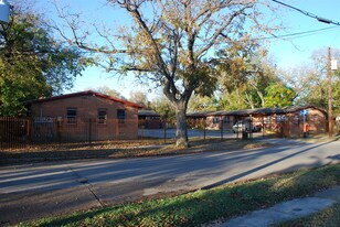 2215 Jb Jackson Jr Blvd in Dallas, TX - Building Photo