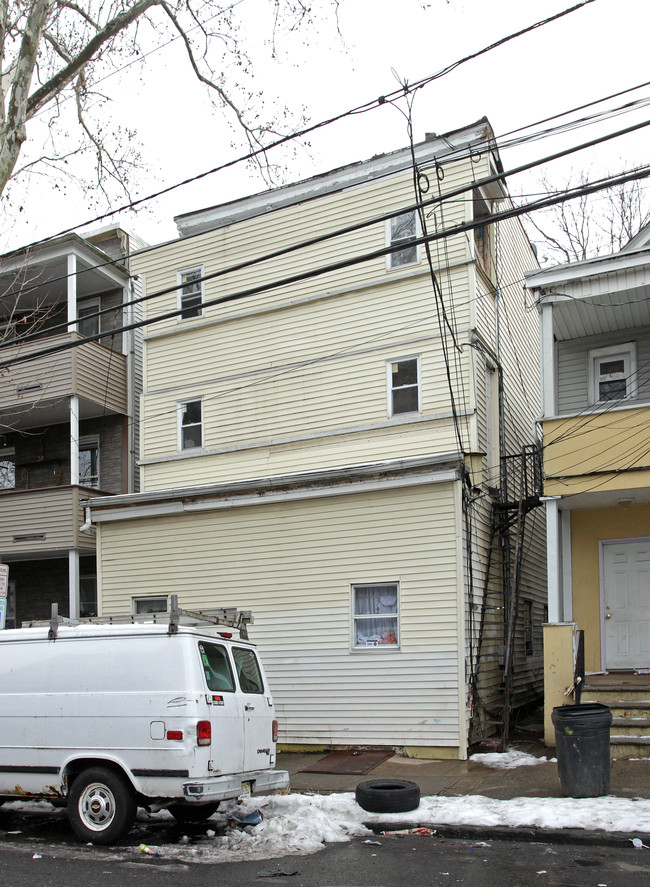 13 Jackson St in Passaic, NJ - Foto de edificio - Building Photo