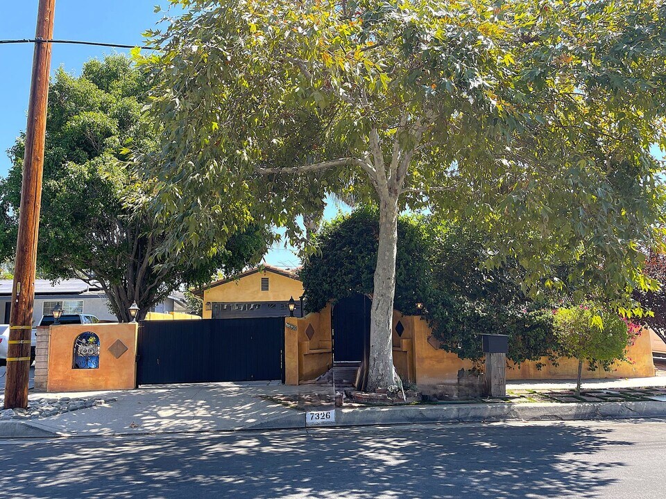 7326 Vanalden Ave in Los Angeles, CA - Building Photo