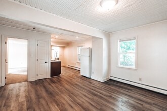 52 Myrtle St in Westbrook, ME - Building Photo - Building Photo