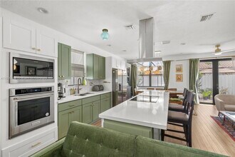 1023 NW 100th Ave in Miami, FL - Building Photo - Building Photo