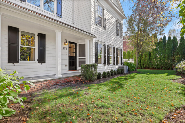 62 Sherwood Pl in Greenwich, CT - Building Photo - Building Photo