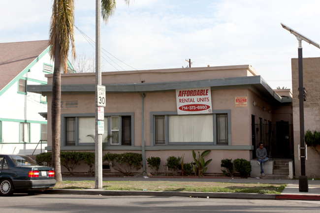 712 Atlantic Ave in Long Beach, CA - Foto de edificio - Building Photo